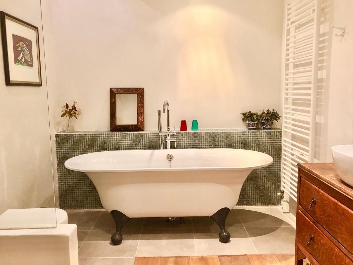 Bed and Breakfast La Cour Des Delices Gigny  Екстер'єр фото