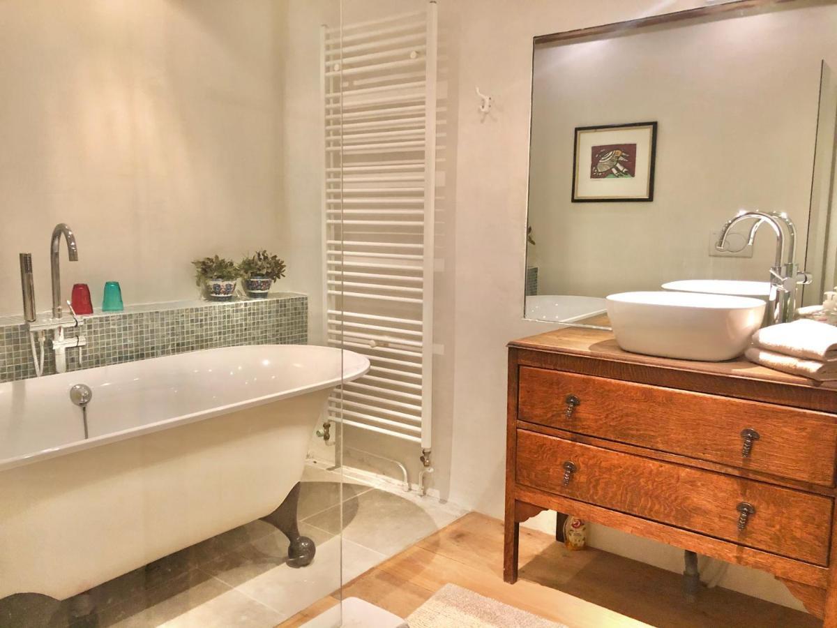 Bed and Breakfast La Cour Des Delices Gigny  Екстер'єр фото