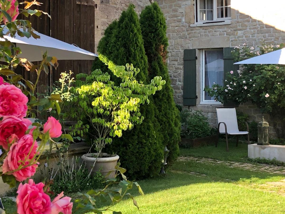 Bed and Breakfast La Cour Des Delices Gigny  Екстер'єр фото