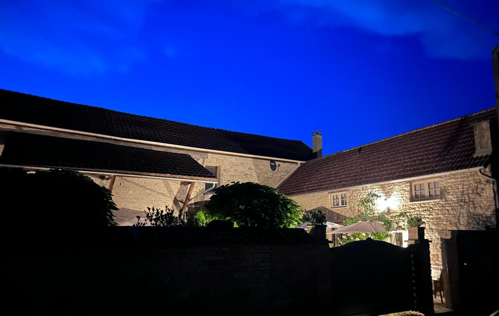 Bed and Breakfast La Cour Des Delices Gigny  Екстер'єр фото