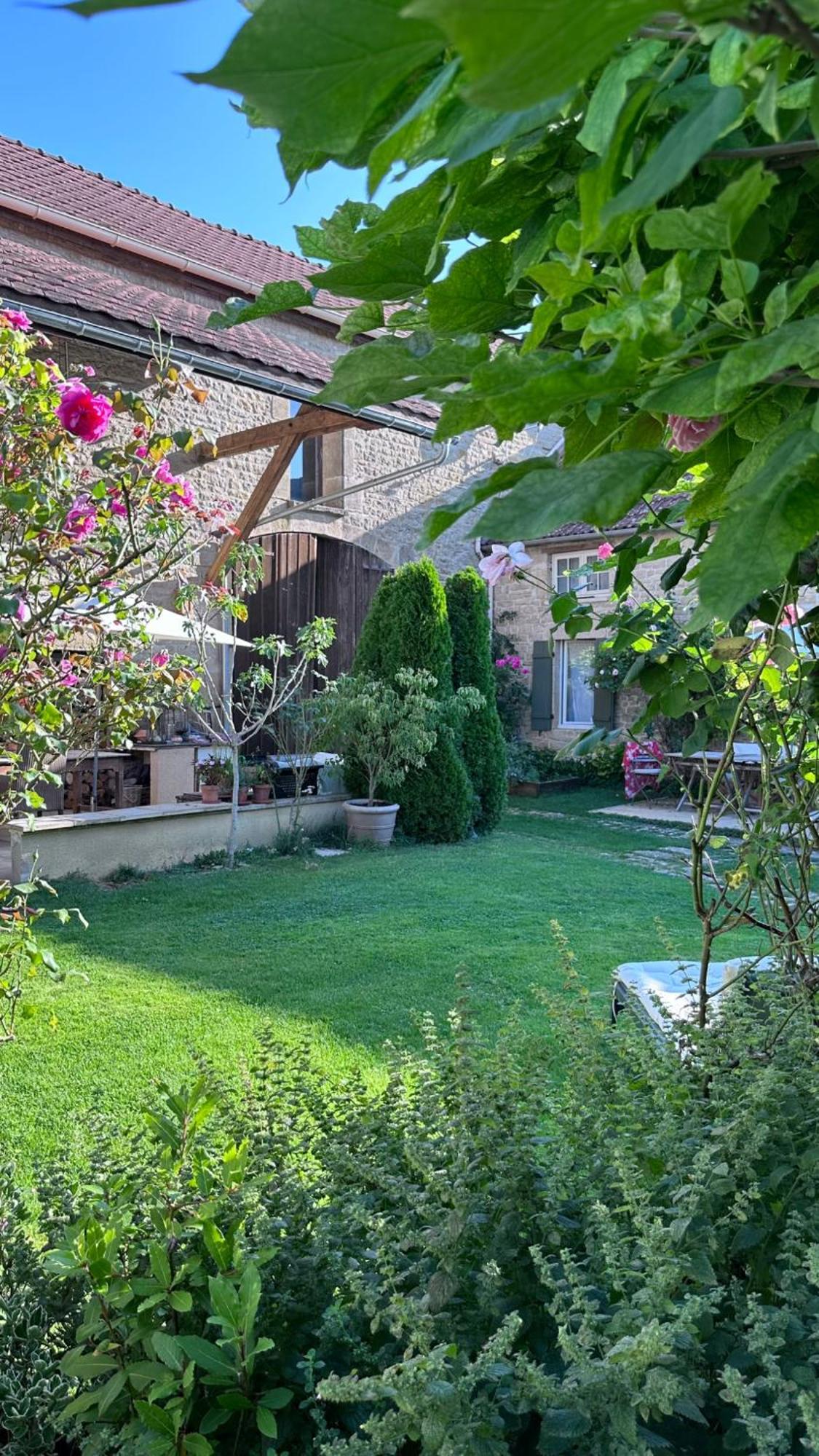 Bed and Breakfast La Cour Des Delices Gigny  Екстер'єр фото