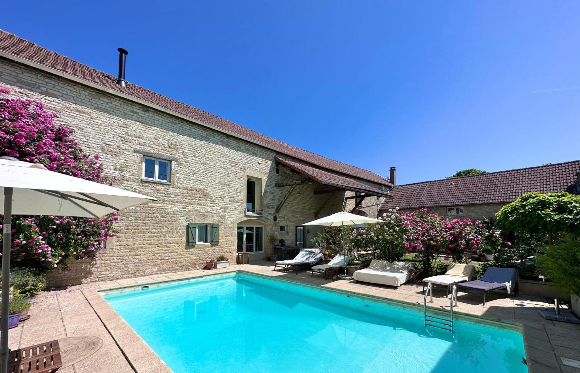 Bed and Breakfast La Cour Des Delices Gigny  Екстер'єр фото