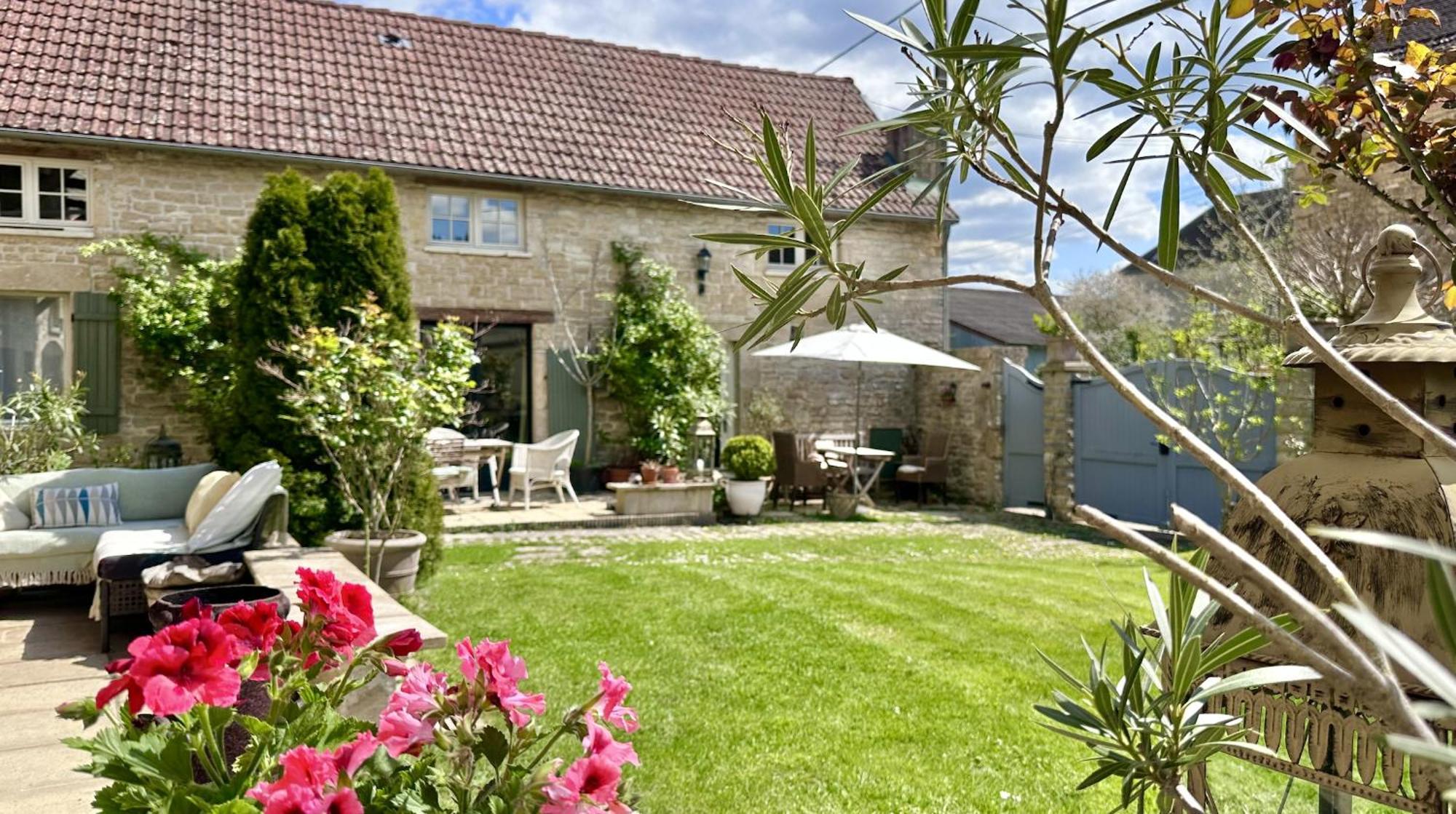 Bed and Breakfast La Cour Des Delices Gigny  Екстер'єр фото